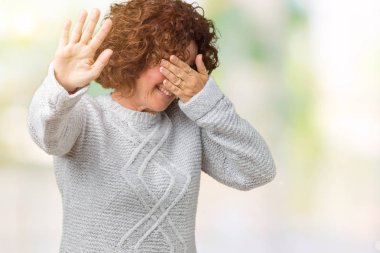 Üzerinde kış kazak giyen güzel orta ager üst düzey kadın izole elleriyle gözlerini kapsayan arka plan ve stop jest ile acı ve korku ifadesi. Utandım ve negatif kavramı.