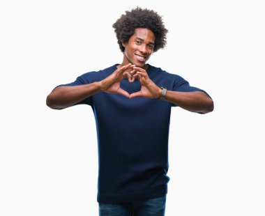 Kalp simgesi ve elleriyle şekil gösterilen aşık gülümseyen izole arka plan üzerinde Afro Amerikalı adam. Romantik kavramı.
