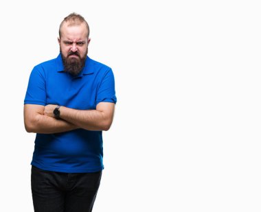 İzole arka plan şüpheci ve sinir, onaylamayan ifade yüz çapraz kolları üzerinde mavi gömlek giyen genç beyaz hipster adam. Negatif kişi.