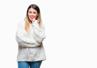 Genç güzel kadın rahat beyaz kazak emin çapraz kollar ve çeneme kaldırdı el ile gülümseme ile kameraya bakarak izole arka plan üzerinde. Pozitif düşünce.