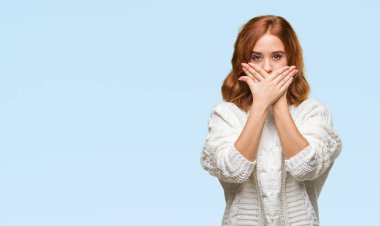 İzole arka plan ağız hata için elleriyle kapsayan şok kış kazak giyen genç güzel kadın. Gizli kavramı.