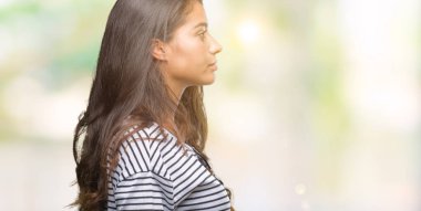 Genç güzel Arap kadın giyiyor güneş gözlüğü izole arka tarafına, seyir üzerinde dinlenmek doğal yüz emin gülümseme ile pozuyla profili.