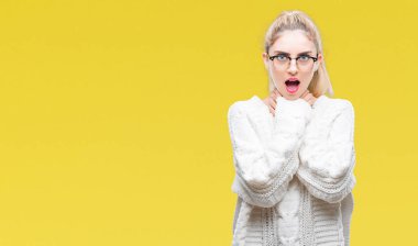 Genç güzel sarışın kadın gözlük üzerinde arka plan bağırarak izole ve çünkü boğmak acı kendi ellerimle öldürürüm. Sağlık sorunu. Yaralarından ve intihar kavramı.