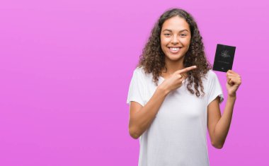 Avustralya pasaportu çok mutlu el ve parmak ile işaret tutan genç İspanyol kadın