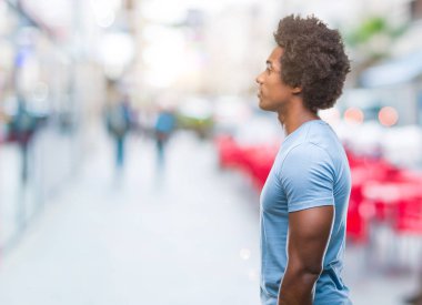 İzole arka tarafına, seyir üzerinde Afro Amerikalı adam sakin ol kendine güvenen gülümseme ile doğal yüz pozuyla profili.