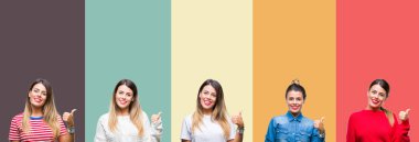 Genç güzel kadın arıyorum ve başparmak yanında yukarıyı mutlu yüz ile gülümseyen renkli vintage izole arka plan yüzünden kolaj.