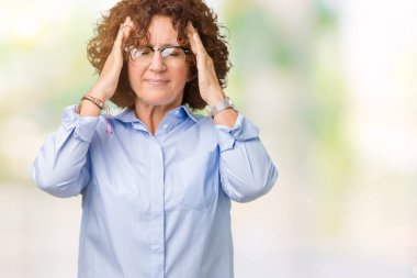 Güzel orta ager üst düzey businees kadın üzerinde gözlük takan izole arka plan baş baş ağrısı için el ile çünkü stres. Migren muzdarip.