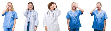 Profesyonel doktor kadın gülümseyerek el parmakları ile mutlu yüz üzerinden seyir göz ile ok jest yapıyor beyaz izole arka plan üzerinde grubu kolaj.