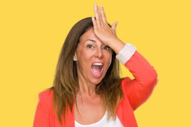 Güzel orta yaş iş yetişkin kadın izole arka kafasına hata için el ile sürpriz yüzünden hata hatırlıyorum. Unuttum, kötü bellek kavramı.