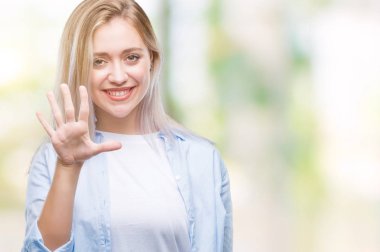 Genç Sarışın kadın gösterilen ve parmakları ile işaret izole arka plan yüzünden kendinden emin ve mutlu gülümseyerek süre beş numara.