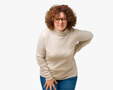 Güzel orta ager kadın kıdemli giyen boğazlı kazak ve gözlük izole üzerinde el ile geri, kas ağrısı dokunmadan acı sırt ağrısı, arka plan