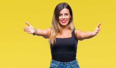 Sarılmak için kollarını açarak gülümseyerek kameraya bakarak izole arka plan üzerinde genç güzel kadın. Neşeli ifade kucaklayan mutluluk.