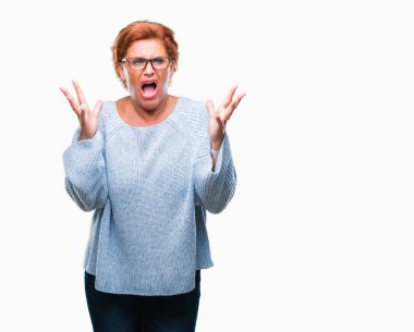 Arka plan deli kutlama Atrractive üst düzey beyaz Kızıl saçlı kadın üzerinde gözlük takan izole ve crazy arms ile başarı için kaldırdı ve heyecanlı çığlık gözler kapalı. Kazanan kavramı