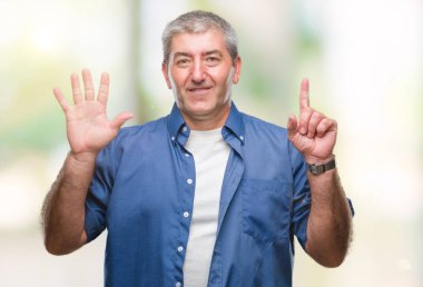 Üst düzey yakışıklı gösteren ve parmakları ile işaret izole arka plan üzerinde kendinden emin ve mutlu gülümseyerek süre 6 numara.