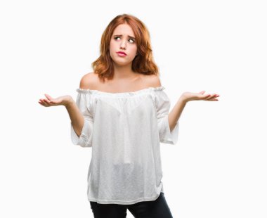 İzole arka plan clueless ve şaşkın bir ifadeyle kollar ve eller kaldırdı genç güzel kadın. Şüphe kavramı.