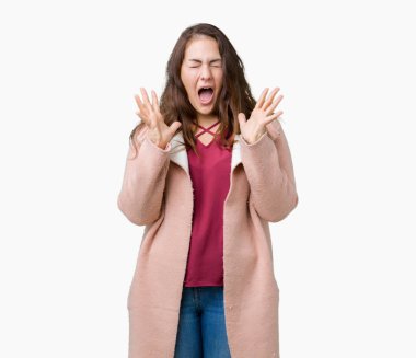 Güzel izole arka plan üzerinde kış ceket giyen boyutu genç kadın artı kızgın ve silah ile başarı için deli kutluyor kaldırdı ve heyecanlı çığlık gözler kapalı. Kazanan kavramı