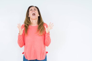 Güzel orta yaş kadın izole arka plan çılgın ve kızgın bağırarak ve agresif ifade ve silah kaldırdı bağırıyor. Hayal kırıklığı kavramı.