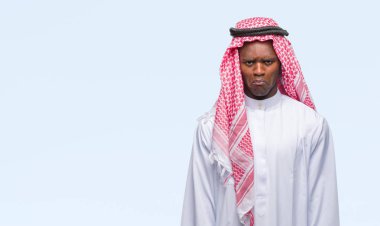 Geleneksel keffiyeh izole arka plan üzerinde giyen genç Arapça Afrika adam depresif ve kızgın ve korkmuş ağlıyor sıkıntı için endişeleniyorum. Üzgün ifade.