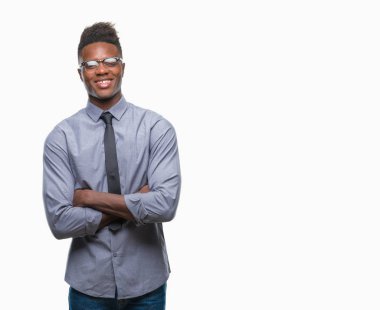 Kameraya bakarak çapraz silah ile gülümseyen izole arka plan mutlu yüzüne genç Afro-Amerikalı iş adamı. Olumlu bir kişi.