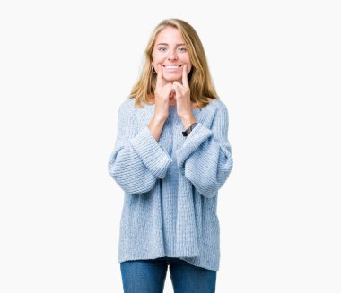 Güzel genç kadın giyiyor mavi kazak izole üzerinde arka plan gülen açık ağız ile parmak işaret ve neşeli gülümseme zorlamadan