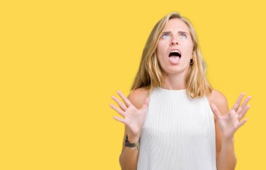 İzole arka plan çılgın ve kızgın bağırarak ve agresif ifade ve silah kaldırdı bağırmaya güzel genç zarif bir kadın. Hayal kırıklığı kavramı.