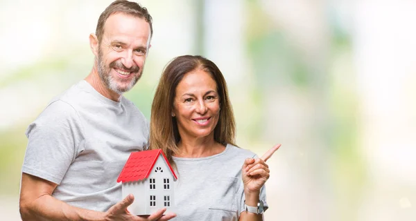 Casal Hispânico Meia Idade Comprando Nova Casa Sobre Fundo Isolado — Fotografia de Stock