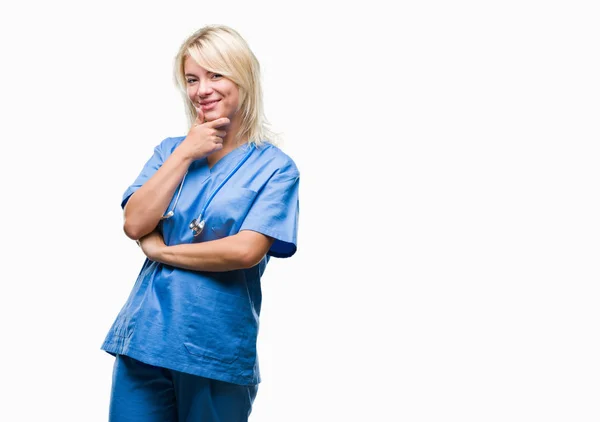 Jonge Mooie Blonde Dokter Vrouw Medische Uniform Dragen Geïsoleerde Achtergrond — Stockfoto