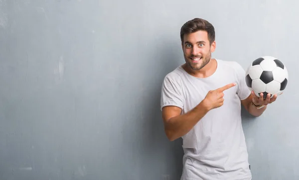 Bello Giovane Oltre Grigio Grunge Muro Tenendo Palla Calcio Molto — Foto Stock