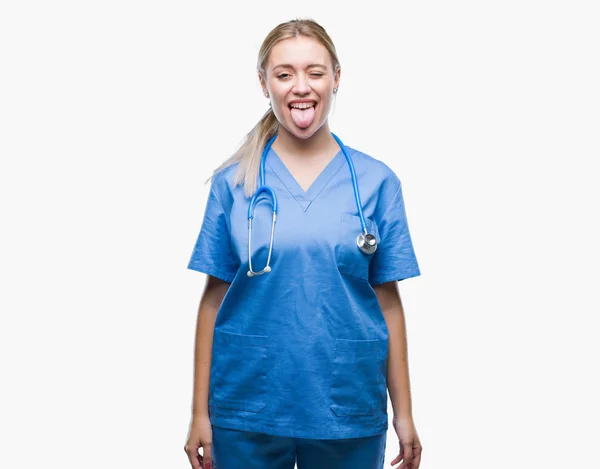 若い金髪の外科医医師女性の舌を付着分離背景上アウト面白い表現に満足 感情の概念 — ストック写真