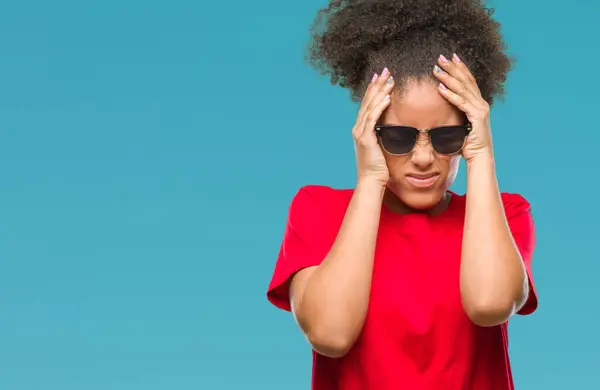 Fiatal Afro Amerikai Napszemüveget Visel Mint Elszigetelt Háttér Szenved Fejfájás — Stock Fotó