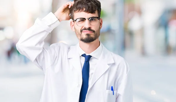 Junge Berufswissenschaftler Mann Mit Weißem Mantel Über Isoliertem Hintergrund Verwirren — Stockfoto