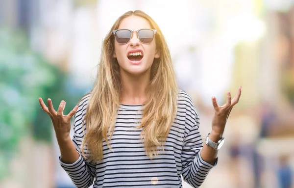 Junge Schöne Blonde Frau Mit Sonnenbrille Über Isoliertem Hintergrund Verrückt — Stockfoto