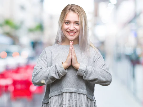 Młoda Blond Kobieta Białym Tle Modląc Się Rąk Razem Prośbą — Zdjęcie stockowe