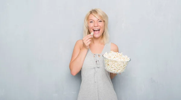 Adulto Donna Caucasica Oltre Grunge Muro Grigio Mangiare Pop Corn — Foto Stock