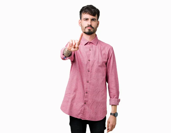 分離にピンクのシャツを着て若いハンサムな男を指と怒りの表現のポインティングを背景します — ストック写真