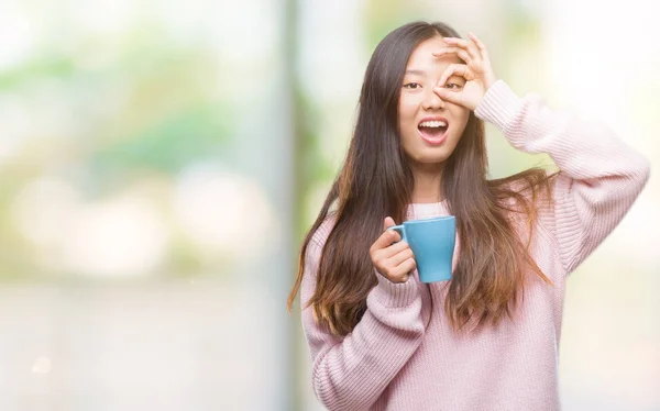 Ung Asiatisk Kvinna Dricker Kaffe Över Isolerade Bakgrund Med Glada — Stockfoto