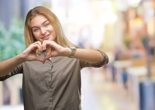 Jovem Mulher Negócios Caucasiana Sobre Fundo Isolado Sorrindo Amor Mostrando — Fotografia de Stock