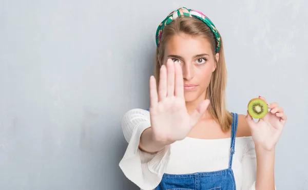 Grunge Güzel Genç Kadın Gri Duvar Açık Eliyle Dur Işareti — Stok fotoğraf