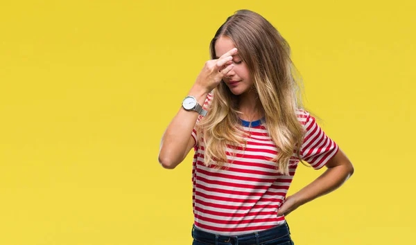 Jovem Bela Mulher Loira Sobre Fundo Isolado Cansado Esfregando Nariz — Fotografia de Stock