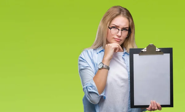 Junge Kaukasische Geschäftsfrau Hält Klemmbrett Über Isoliertem Hintergrund Ernstes Gesicht — Stockfoto