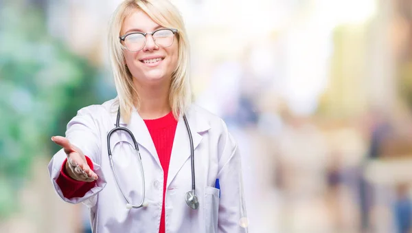 Jeune Belle Femme Blonde Médecin Portant Uniforme Médical Sur Fond — Photo