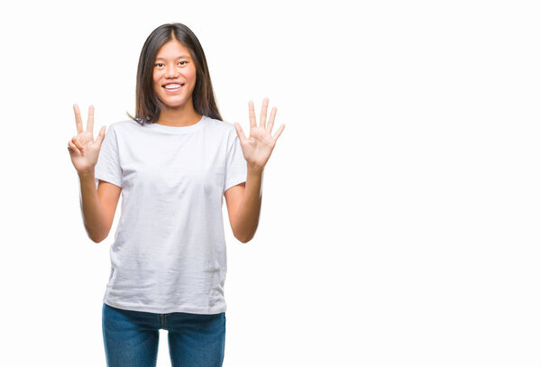 Молодая азиатская женщина на изолированном фоне показывает и указывает пальцами номер восемь, улыбаясь уверенно и счастливо
.
