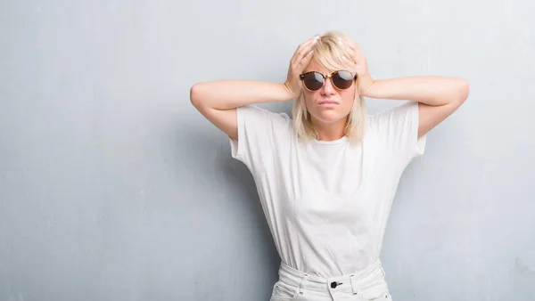 Mujer Caucásica Adulta Sobre Pared Gris Grunge Usando Gafas Sol —  Fotos de Stock