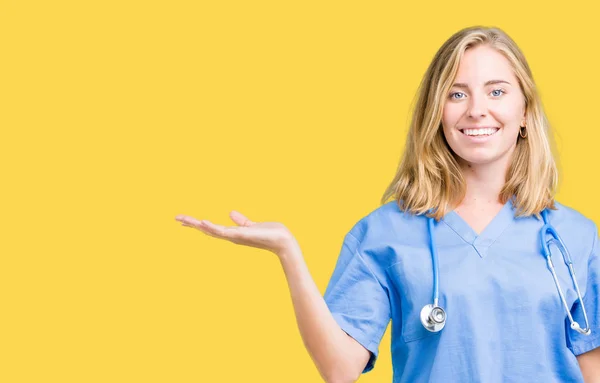 Mooie Jonge Dokter Vrouw Medische Uniform Dragen Geïsoleerde Achtergrond Lacht — Stockfoto