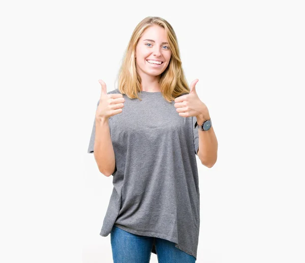 美丽的年轻女子穿着超大的休闲 T恤在孤立的背景成功标志做积极的手势 竖起大拇指微笑和快乐 带着欢快的表情 获胜者的手势看着镜头 — 图库照片