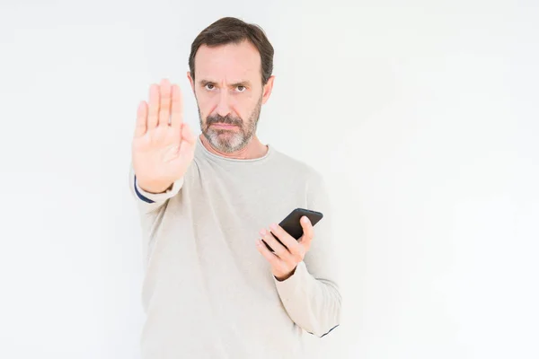 Senior Mannen Använda Smartphone Över Isolerade Bakgrund Med Öppen Hand — Stockfoto