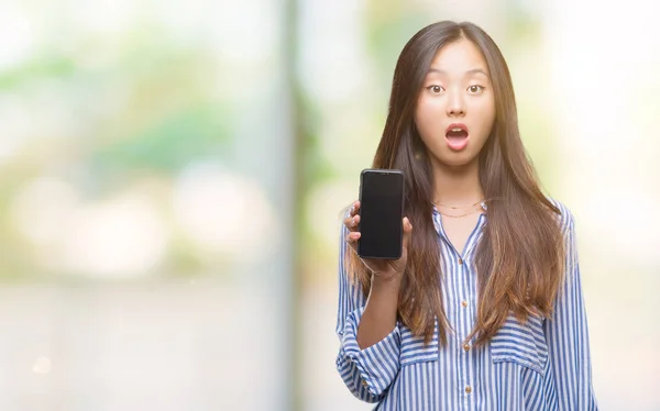 Молодая Азиатская Женщина Показывает Чистый Экран Смартфона Изолированном Фоне Испуганный — стоковое фото