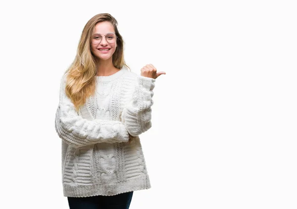 Junge Schöne Blonde Frau Trägt Winterpullover Und Sonnenbrille Über Isoliertem — Stockfoto