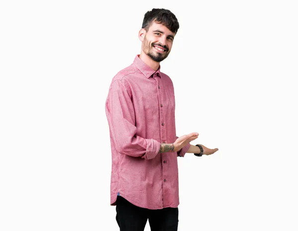 Jeune Bel Homme Vêtu Une Chemise Rose Sur Fond Isolé — Photo