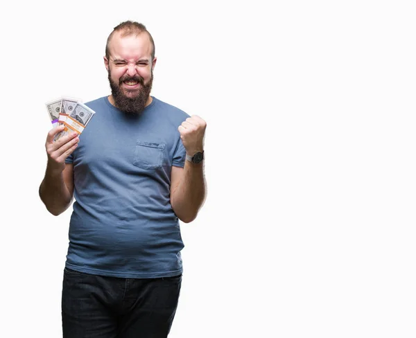 Junger Hipster Mann Mit Geldbündel Vor Isoliertem Hintergrund Schreit Stolz — Stockfoto
